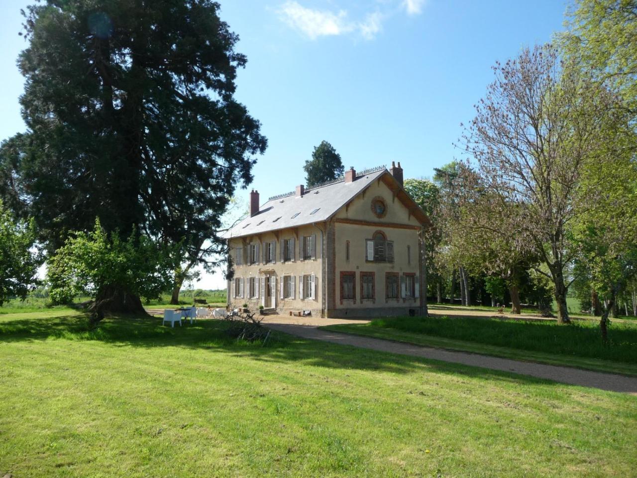 Domaine De Savigny Acomodação com café da manhã Saint-Saulge Exterior foto